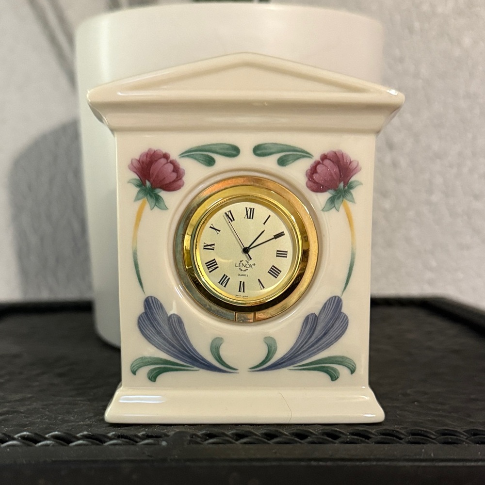 Elegant‎ Floral Clock with Gold Accents